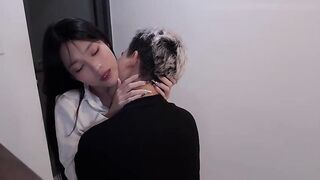 白领骚女口交拉了好多丝，直接站着无套后入，射完鸡巴拔出来精液也全部留下来了！