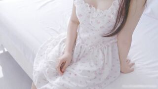 粉嫩的清纯白虎女友，极品碎花小白裙下的完美身材，身穿白袜传教士体位中出！