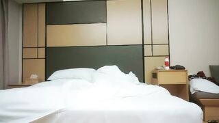 【利哥探花】170CM极品外围，笑起来甜美大长腿，镜头前展示口活，舔逼抬起美腿抽插，骑乘打桩猛操