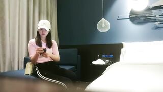 【利哥探花】22岁小少妇，深夜来相会，C罩杯，床边啪啪，乳浪翻滚浪叫震天，精彩劲爆