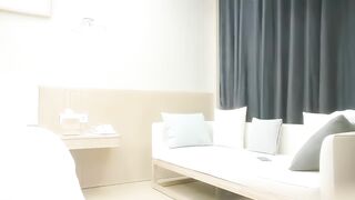 【利哥探花】文静乖巧眼镜妹，蹲着深喉口交脱掉衣服，揉穴正入抽插猛操，穿高跟鞋双腿肩上扛