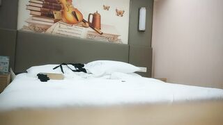 【利哥探花】深夜场黑裙小少妇，情趣装黑丝袜扭动屁股，翘起大屁股舔屌，正入抽插打桩猛操