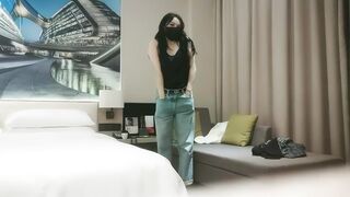 【利哥探花】美臀极骚御姐，开档丝袜扭动屁股想要被操，摸蛋深喉大屌特写插嘴，骑乘打桩啊啊叫