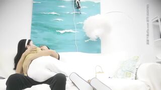 【千人斩探花】约了个白裤少妇，特写口交镜头前后入抽插猛操干出血来了，只好深喉口爆