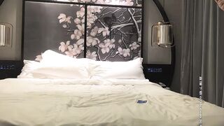 【小宝寻花】约了个苗条大奶高颜值妹子，近距离拍摄口交上位骑乘抽插呻吟