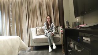 【文轩探花】约了个长腿美女，沙发摸B调情，床上开操