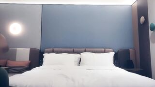 【赵总寻花】‘你啪啪了我30分钟还要给我差评？’极品网红脸大长腿东北御姐，言辞拒绝不让射嘴里和身上，最后还是被偷射一嘴