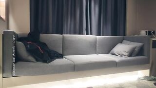【赵总寻花】外表清纯的牛仔裤大长腿美女，给完钱立刻化身黑丝骚货，激情输出干完就走