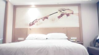 【赵总寻花】性感连衣裙娇羞少妇，非常顺从，被各种姿势摆弄猛操最后射胸上