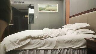【小马探花】足浴店重金忽悠，26岁良家小姐姐，大胸诱人，聊天熟络，舌吻交合