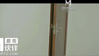 【冠希传媒GX-009】莫云雪【无法控制的偷窥欲-淫娃大学生的少女胴体】麻豆代理，高清1080P原版首发【GX-009】