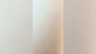 大哥和大嫂来我家看我，大哥刚去上厕所，我就和嫂子在客厅激情，啪啪。大嫂的叫声真好听。