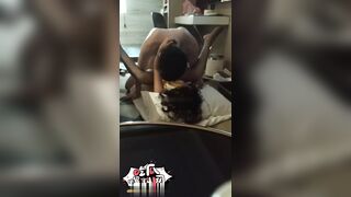 只有体育生强健的体魄才能满足骚逼 武汉交通学院薛祎洁约炮一米八体育生被后入爆操