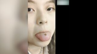 乱伦兄妹 可爱反差 萌萌的妹妹床上任人摆布 肆意揉捏雪白的肌肤，用舌头挑逗粉嫩的乳尖