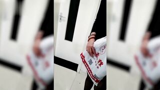 乱伦系列，撩起阿姨豹纹短裙，扒开丝袜解开内裤，厨房后入大肥臀