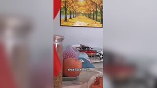 妈妈的逼腥但不臭舌头深入妈妈的花蕊，贪婪地吮吸着 真实乱伦系列