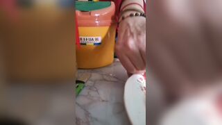 妈妈的逼腥但不臭舌头深入妈妈的花蕊，贪婪地吮吸着 真实乱伦系列