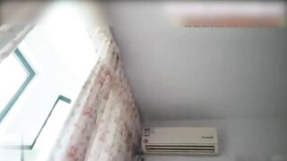 真实乱伦现场 精壮小伙和骚逼亲妈趁父亲不在从厨房干到卧室直接无套内射