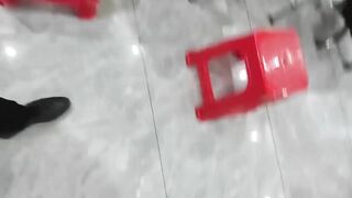 真实家庭乱伦 媳妇打电话殊不知我正在操她妈 我继续猛烈地抽插岳母，让她不要出声，她却一边被我干，一边偷笑