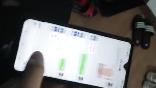 真实家庭乱伦 媳妇打电话殊不知我正在操她妈 我继续猛烈地抽插岳母，让她不要出声，她却一边被我干，一边偷笑
