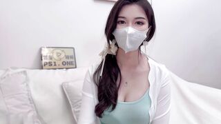 调皮弟弟偷拿姐姐丝袜紫薇，被姐姐抓现行