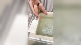 趁着姐夫不在家调教我的巨乳亲姐，姐姐刚吃了两下鸡巴嫩逼就开始拉丝，水都滴到脚上了