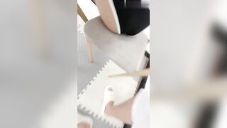 妹妹和男友吵架后在家里发火，没想到亲哥竟然用鸡巴帮亲妹泻火，用手扣逼的时候，妹妹的逼里还残留着男友的精液！