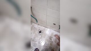 我的表姐是个骚货，当着表姐夫的面和我眉来眼去，上个厕所都要偷偷跑来给我吃鸡鸡。