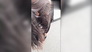 老妈维护继父，主动把我们的混合液+逼里流出的精液+尿液喝下去了。