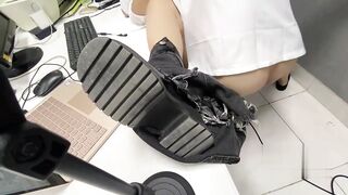 骚逼老妈带狗尾巴楼顶暴露，被儿子要求学狗爬，被人发现了，还在楼道故意做爱给她看