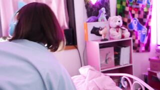MUKC-037 [中文字幕] 什麼時候都可以來用小穴！在打電動的時候可以自由抽插的超好色宅女玩家妹妹 奈築りお