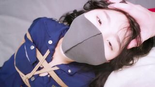 欲望都市3 女侦探陷入陷阱被迷烟迷晕，J控夜视视角，躺在床上被这么玩弄，等女侦探醒后戴上项圈牵引，口球换成口塞，最后被关在衣柜吊起来，喊破嗓子也没用