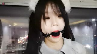 都市夜景，玻璃窗里面可怜兮兮的气氛组小可爱，一个多小时，被逼无奈，穿着10CM的