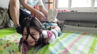青春美少女晴语的初次分腿驷马紧缚，马具口球严厉堵嘴