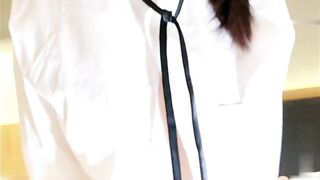 [糖心Vlog] 【淫奴母狗】极品爆乳学生妹贴心服侍【许木学长】白村衫娇乳乍泄，吸吮舔舐美味肉棒，无毛嫩穴上位全自动抽送