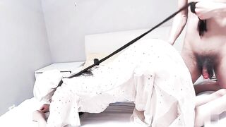 [糖心Vlog] 【淫奴母狗】项圈狗链调教极品貌美女神【悍匪先生】羽毛挑逗白虎鲍，鞭打后入爆肏人型母狗，双洞吞精淫荡至极