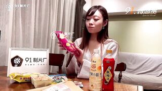 【果冻传媒】极品女神-小林纱织【网红中国零食初体验】50万粉色反差婊，自慰喷水粉穴特写，高清720P原版首发【91CM-241】