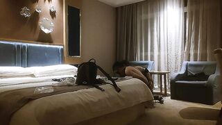 【哥只是一个传说520】酒店约丰满女王调教，趴在地上埋头舔逼，带着情趣手铐操逼