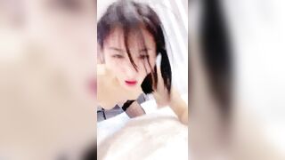 新人妹子下海！酒店开房操逼！炮友小屌舔弄，骑乘位从下往上视角后入