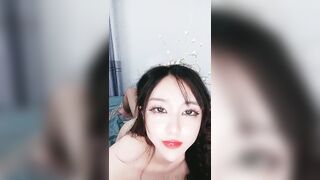 红唇女神，珍珠发卡长发飘飘的女上位和强壮鲜肉男友做爱爆操