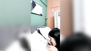 G奶甜美小姐姐，女仆装炮友JB插嘴，带着项圈链子，认真舔着屌，正入爆操直浪叫，掰开小穴特写，翘起屁股看骚逼