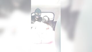 【苞米地车震】车上地上各种爆草抽插，浪叫呻吟听狼友指挥爆草蹂躏好刺激