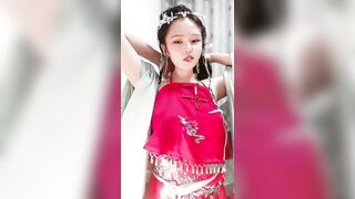 哺乳期的小少妇露脸颜值很高，情趣肚兜诱惑撩人，听狼友指挥脱光光自慰骚穴呻吟表情好骚，挤奶水给狼友喝