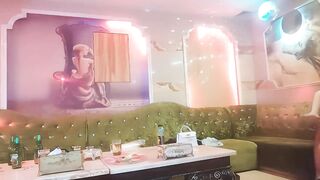 商K达人，激情一整夜，今晚学生妹主题，一曲《大风吹》氛围拉满，与小萝莉深入交流双双高潮.