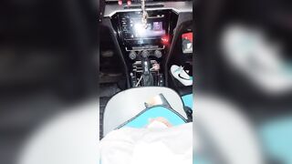 嗨起来吧小宝贝，少妇露脸偷情户外车震让小哥无套爆草抽插，干的正爽呢来电话好刺激，口交淫水大鸡巴抠高潮