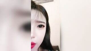 夜店气氛组渣女小可爱露脸激情大秀，深夜陪狼友发骚，诱惑舞蹈听狼友指挥展示性感骚穴，水多粉嫩人美又骚