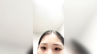 新下海极品19岁嫩妹，洗澡浴室自拍，正是青春的时候，粉嫩白皙，骚穴菊花美不胜收