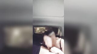 胆子真大啊，晚上风骚的少妇为了满足狼友，在户外露出口交，舔胸，回到车里深喉啪啪车震，淫荡刺激