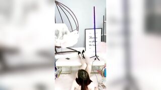 舞蹈系美女下海黄播【下篇】透视小肚兜跳雨伞舞，水蛇腰细长美腿，倒立一字马，红色高跟鞋，搔首弄姿诱惑