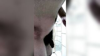 良家小少妇露脸看着很纯没想到这么骚，给小哥深喉口交大鸡巴还跟狼友撩骚，让小哥无套后入爆草抽插浪叫呻吟